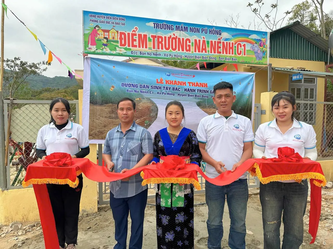 Hình ảnh một nhóm người đang trao đổi kinh nghiệm cá cược, thể hiện sự học hỏi từ cao thủ trong cộng đồng W888