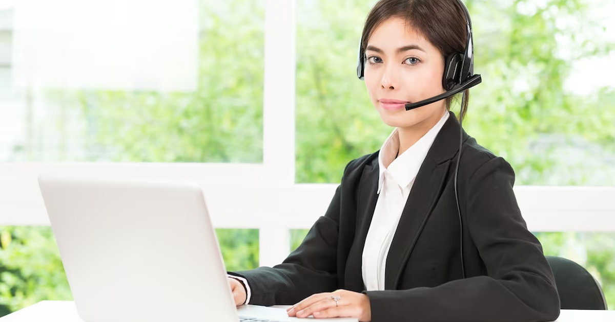 Biểu tượng tai nghe và người hỗ trợ khách hàng 24/7